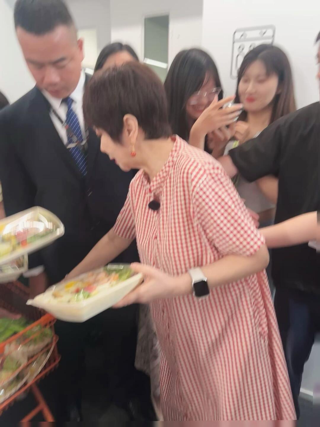 蔡明七天吃六顿火锅来到成都的蔡明老师彻底开启干饭模式，七天连炫六顿火锅。鲜香的炒