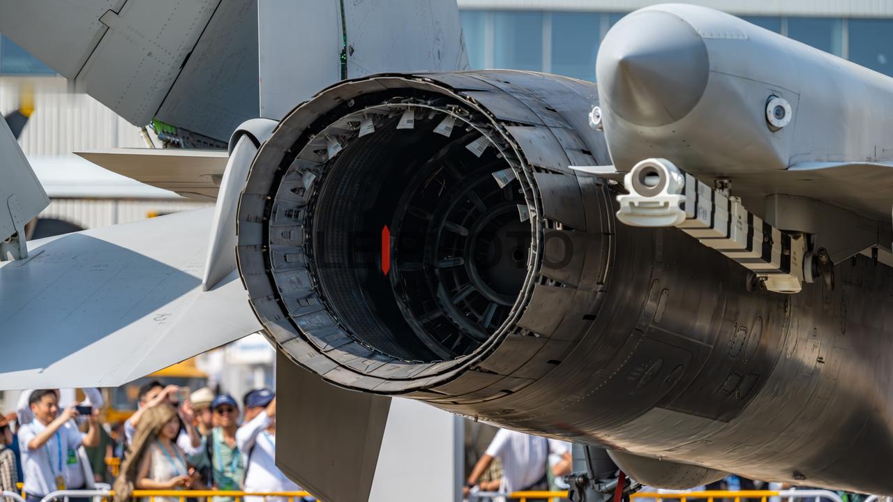 公开资料显示，歼-15T舰载机在珠海航展展示的武器配置中，主要涉及霹雳系列空空导