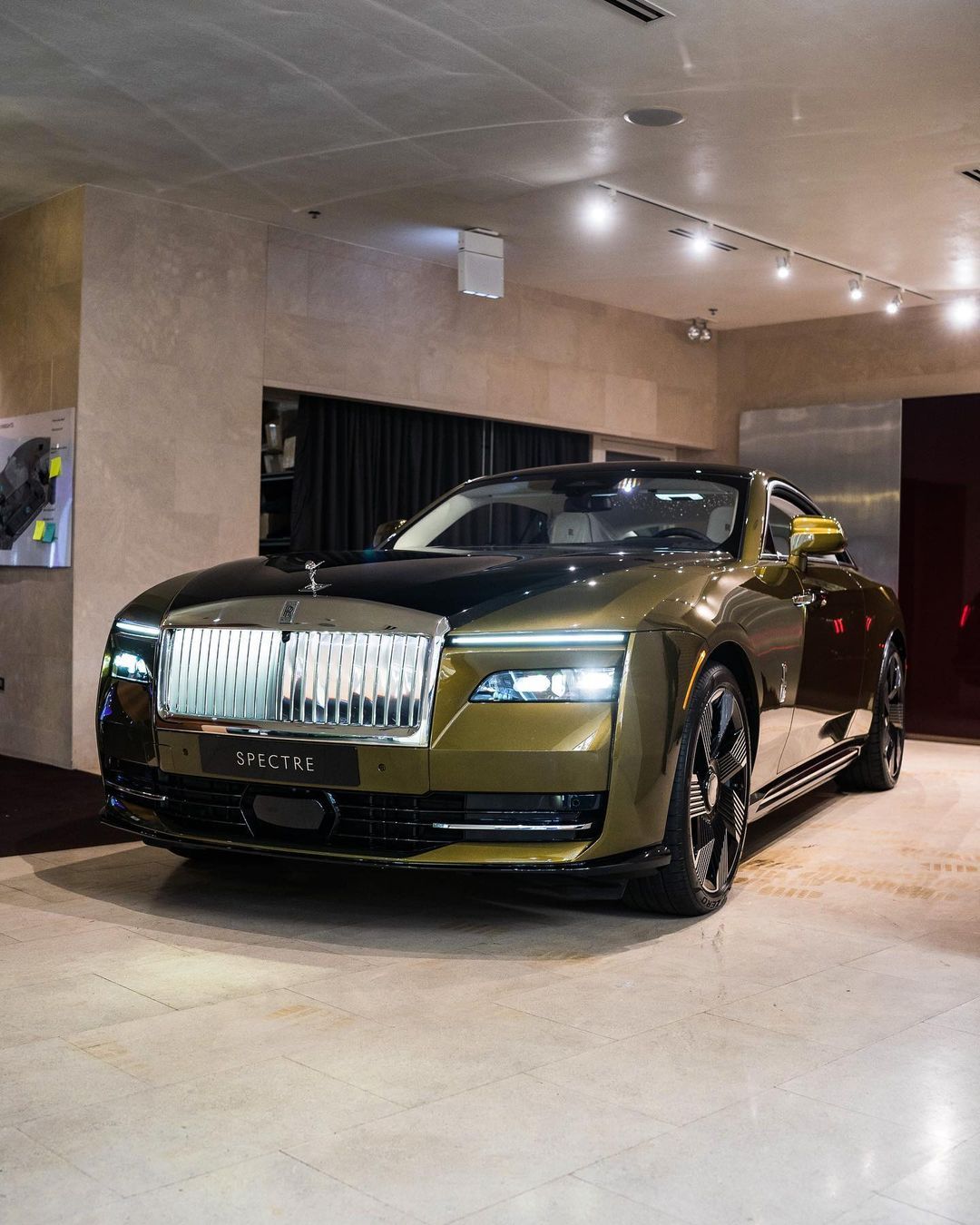 劳斯莱斯 Spectre#新能源汽车##劳斯莱斯# ​​​