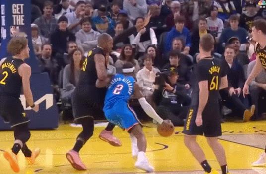 亚历山大这个哨，库里看了直挠头 