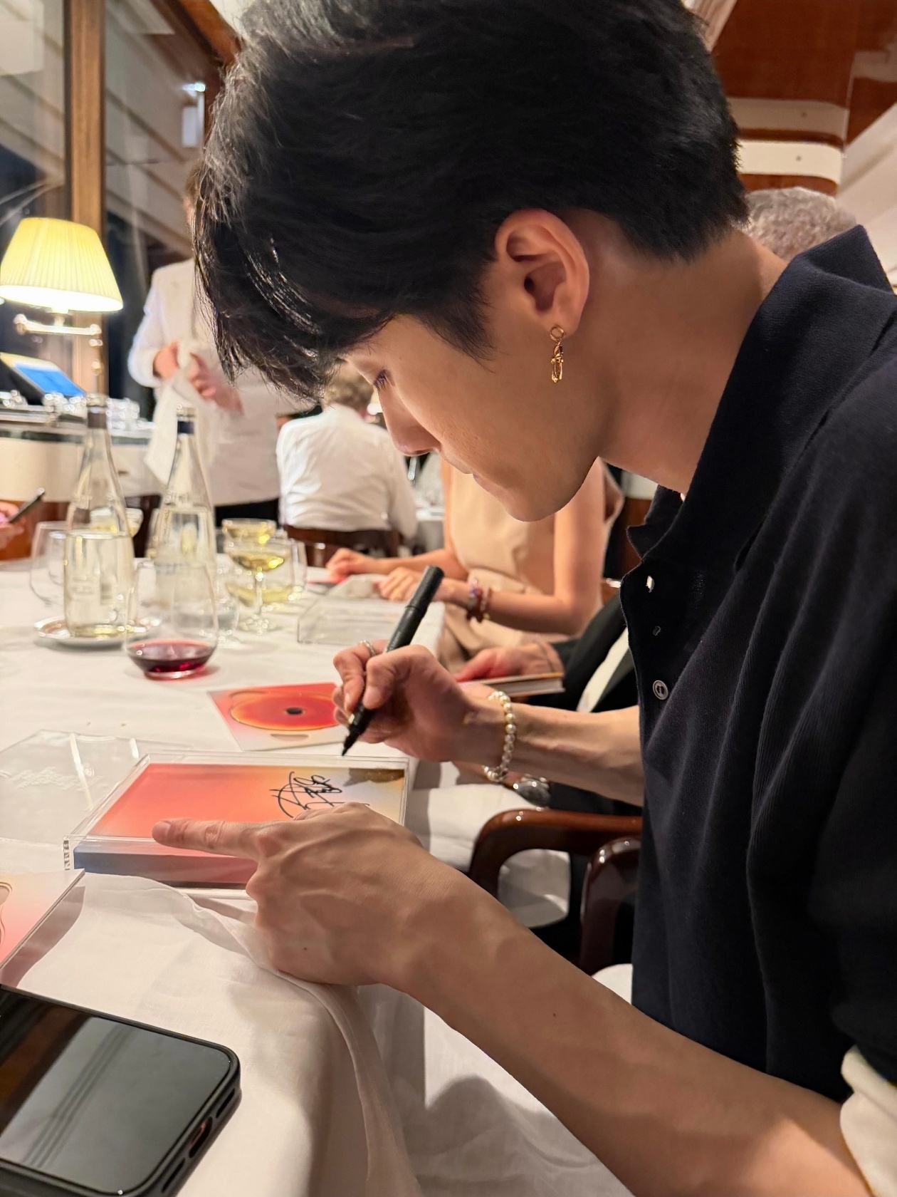 近距离感受这只手臂签名的时候好乖好萌☺️檀健次李亦非 tjc 檀健次爱情有烟火