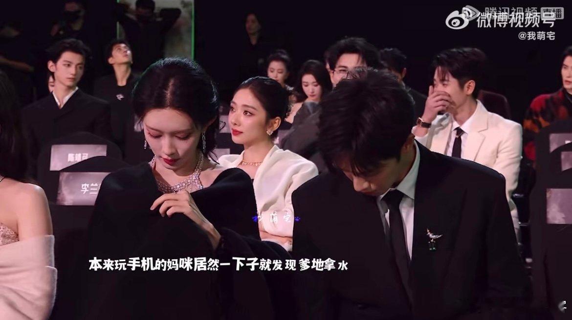 李昀锐喝错孟子义的水 猫猫抓包名场面！一句 “你在喝谁的水”，豹豹迷之微笑还续杯