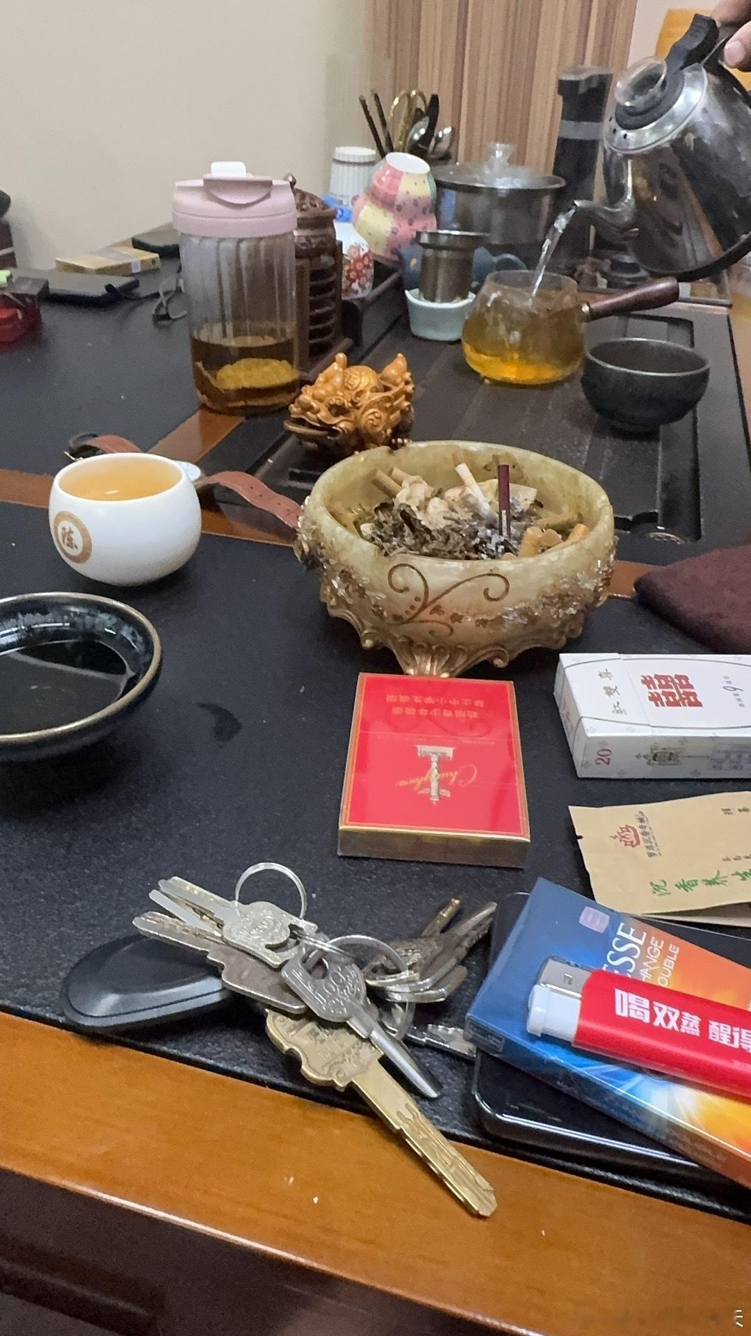 很久没试过早睡了，对我来说能在1点入睡已经是很奢侈的事。公司的事情很多很忙，经常