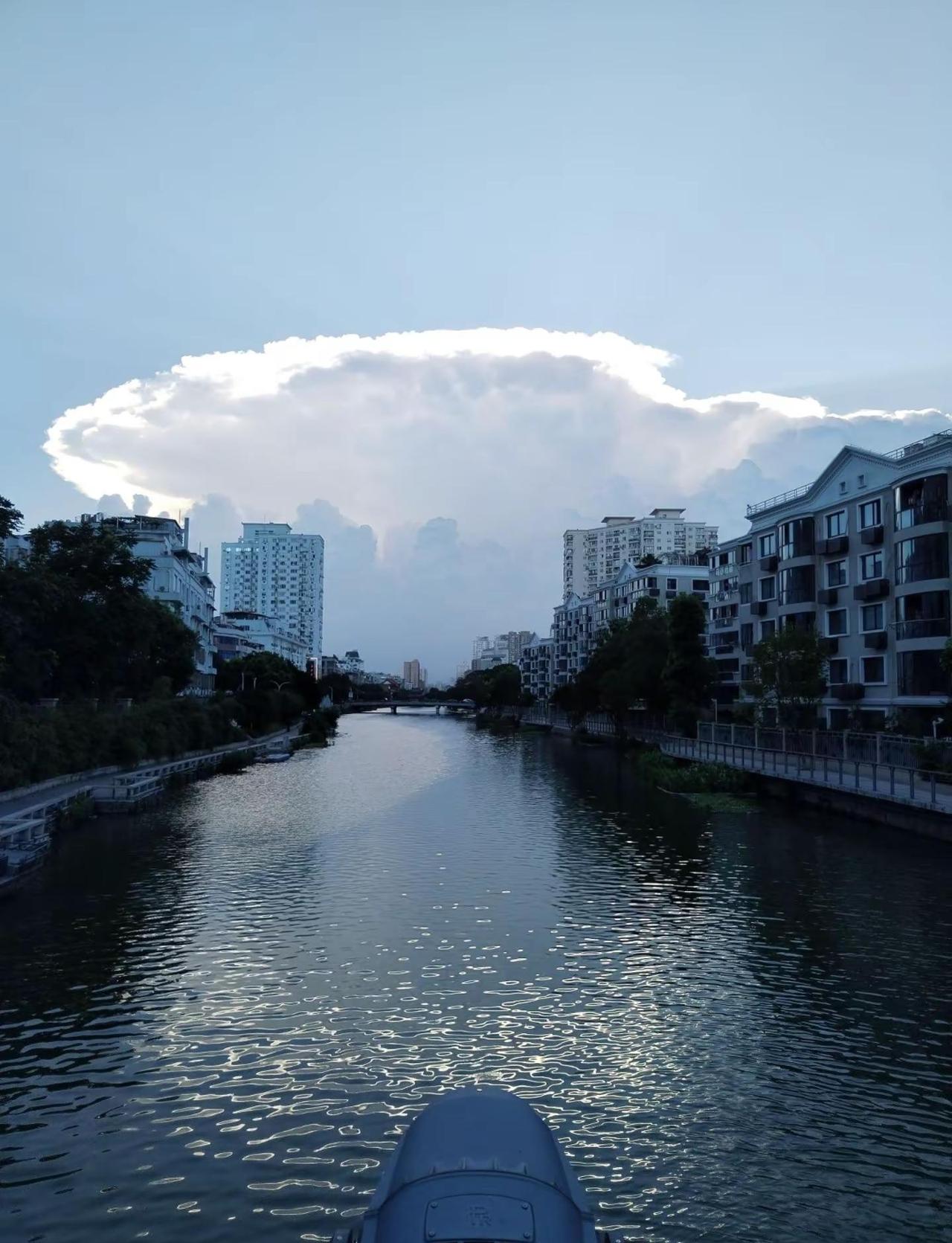 去菜市场买菜随拍个美景天城。