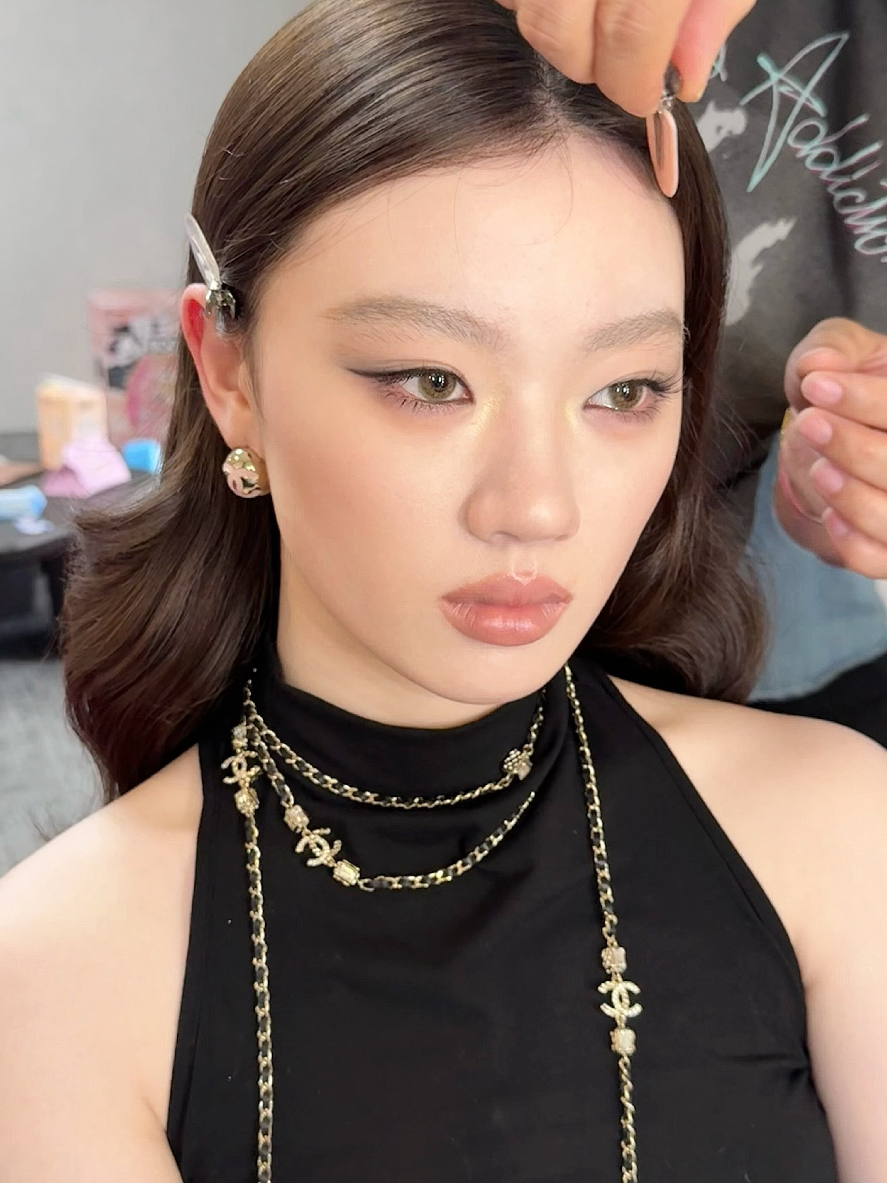 昨天歌手“歌王之战”决赛被单依纯舞台造型硬控了！没有特意凹造型，以一款黑色星空抹