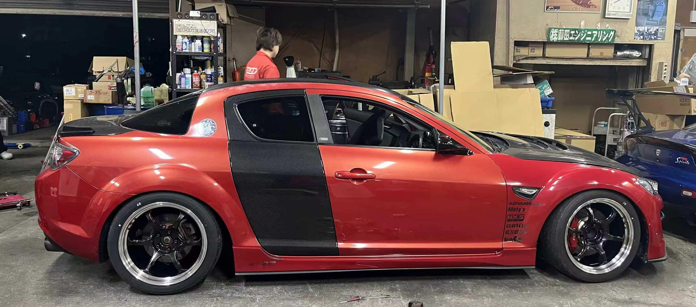 按理说RX-8的后门是植入了b柱的，不知道这个后改的碳纤维门能不能保证车身强度 