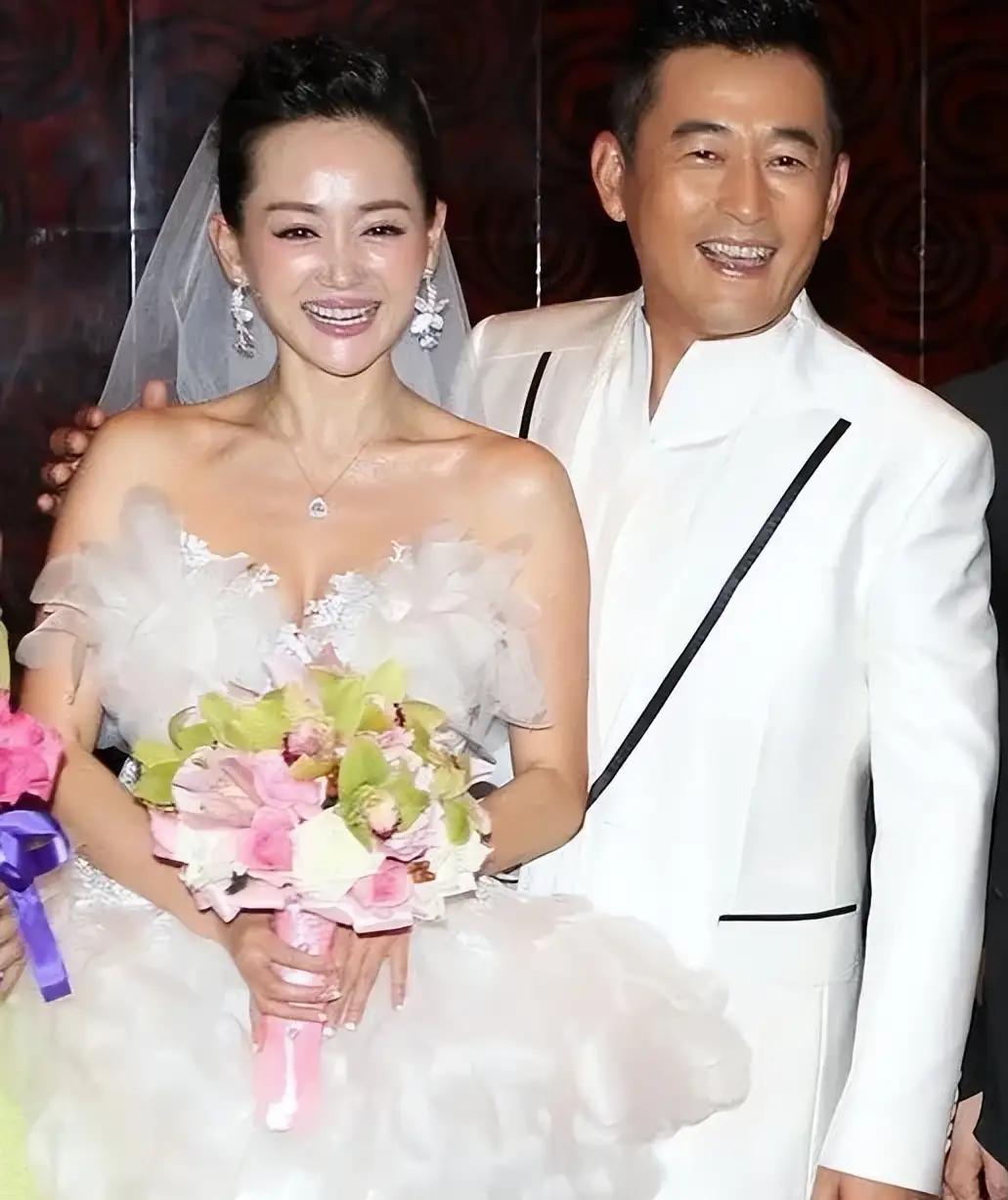 那年，王志飞爱上了小16岁的张歆艺，于是绝情地向妻子提出离婚。尽管妻子苦苦哀求，