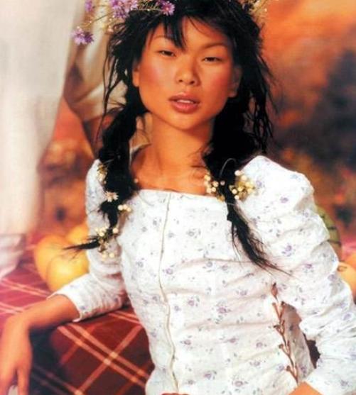 一句“你真漂亮”，让满脸雀斑的女孩走上国际T台

1999年，北京长城饭店的模特