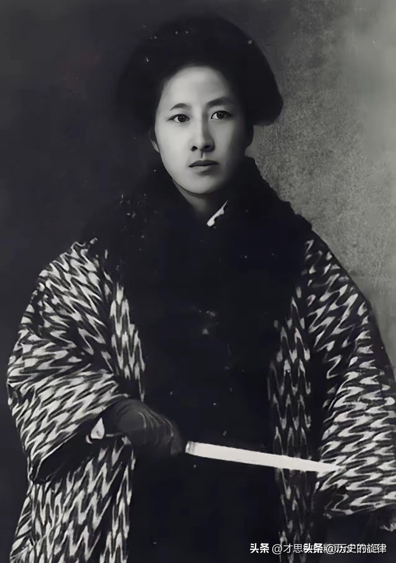 1907年秋瑾临刑前夜！县令含泪坦白：我想救你，却无能为力，结局太催泪
 
19