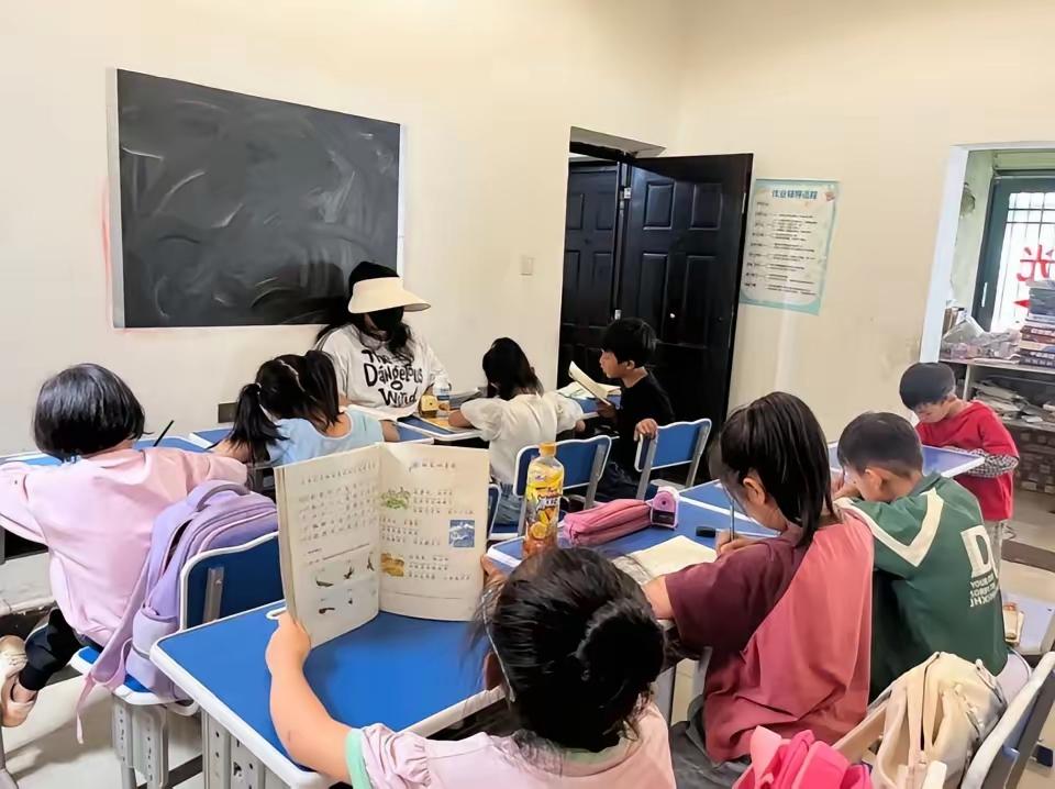 这暑假放的，依然见不到孙女。

有时候我独自坐在小区的运动器材旁默默的看着别人家