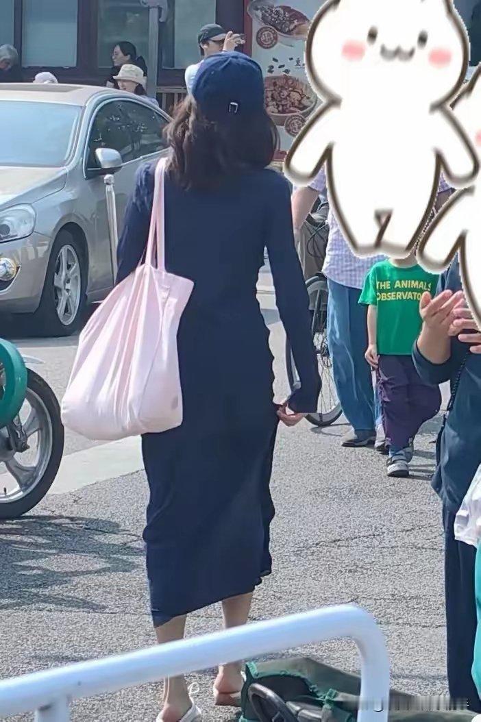 孙千和好友遛弯被偶遇，人群中高挑出众，网友发现她连跟腱都完美 ​​​