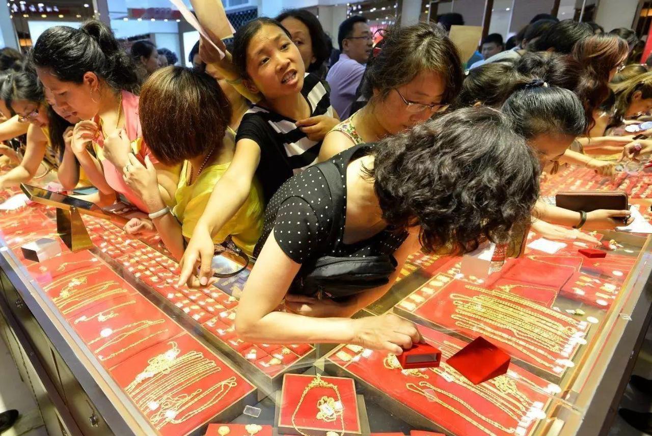 央行抛售潮来袭，中国持续增持黄金，普通人避坑指南请收好。

最近很多人被全球央行