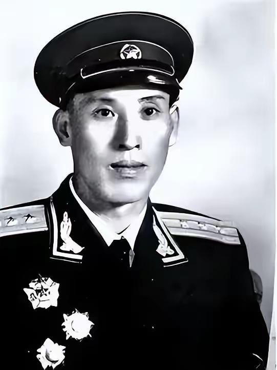 1959年，郑其贵在街上散步，突然被人死死抱住：