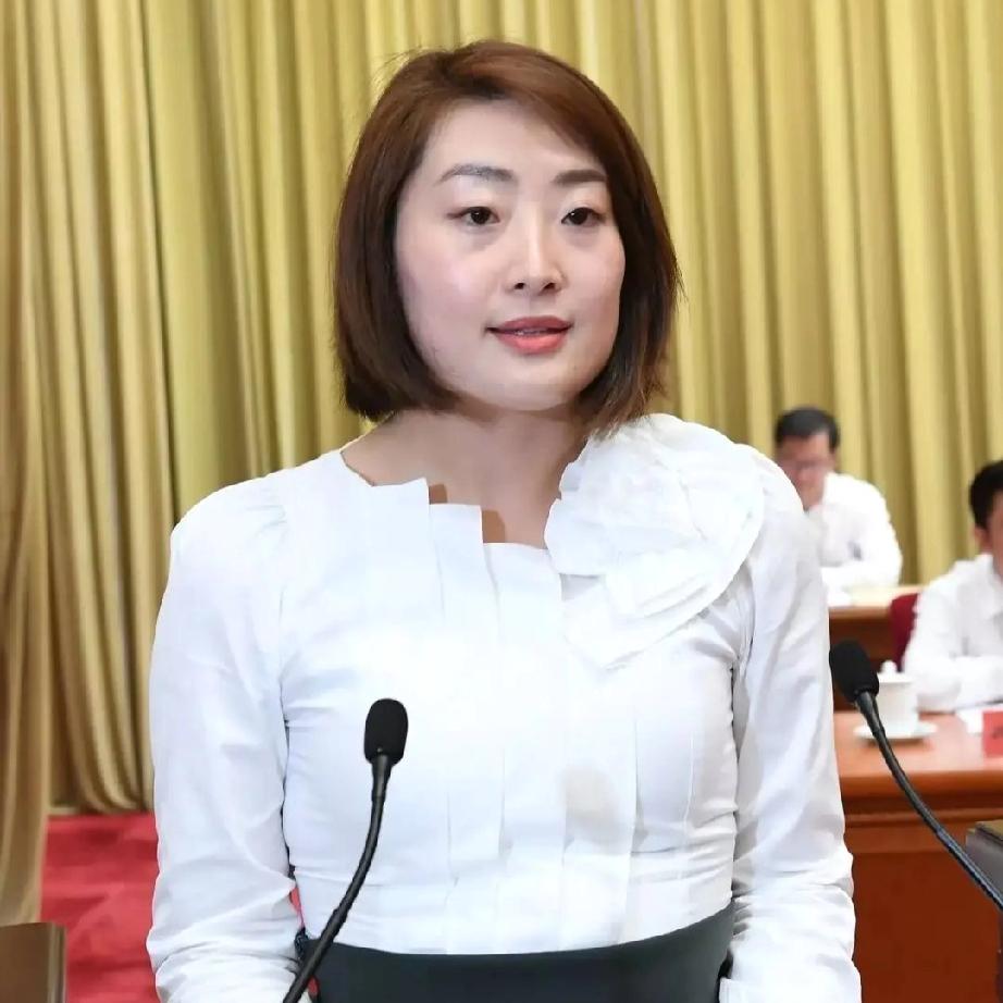 大家都理解错了，宗馥莉并非离开，而是换了赛道。
 
她虽辞去娃哈哈董事长等职，但