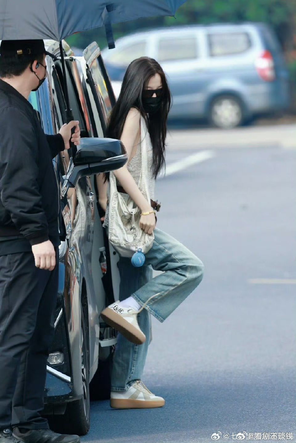 虞书欣今天云初令上班路透 ，云初主母走路带风啊！ 