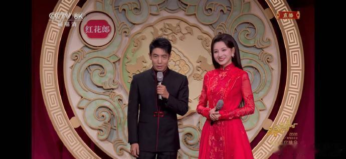 马凡舒口红色号来在专心看春晚节目，结果被马凡舒的口红吸引了。这个质地看着好滋润，