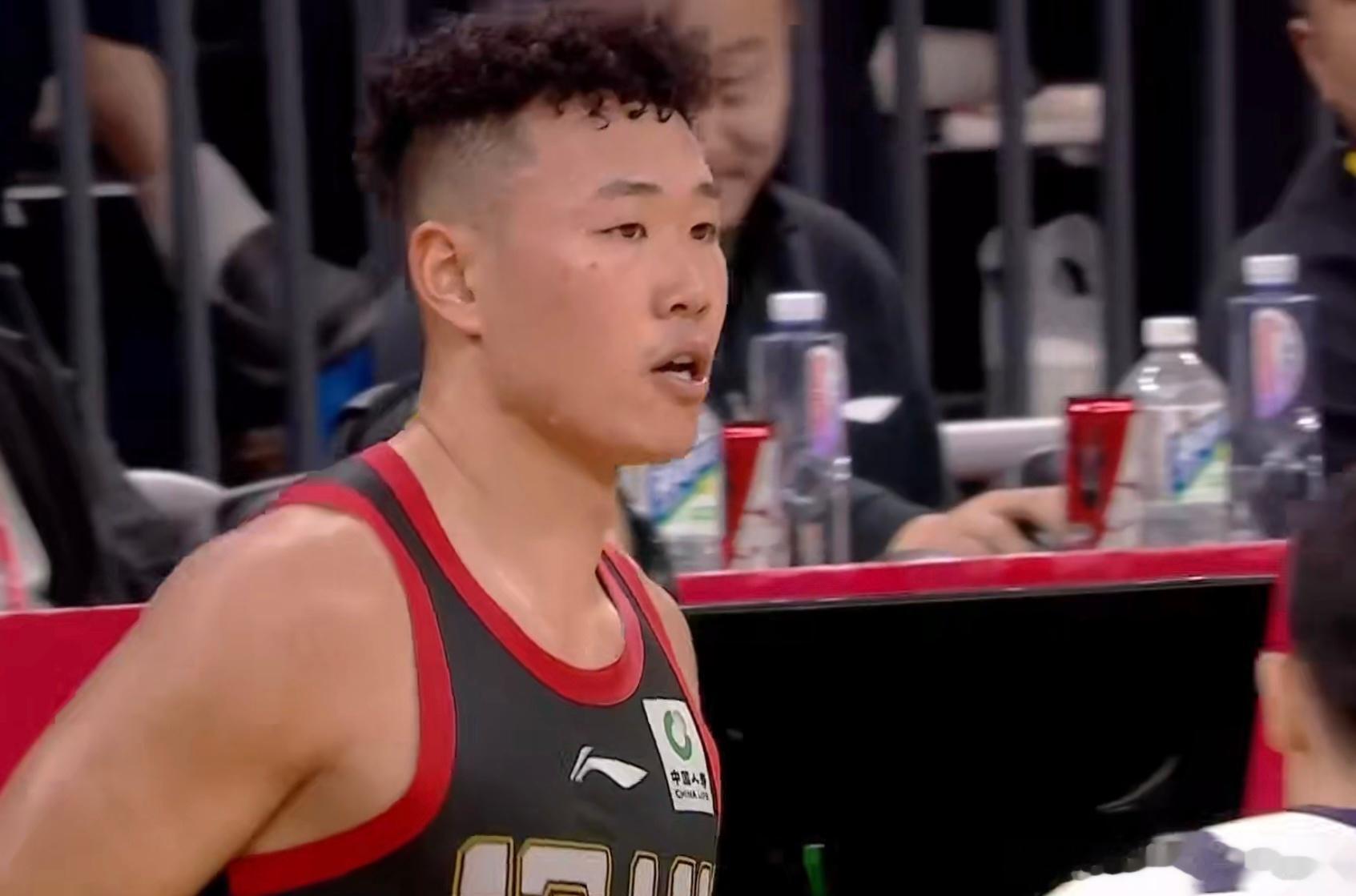 深圳男篮97-96险胜广州，贺希宁21分6板4助攻，小孩哥史密斯准绝杀拿下36分