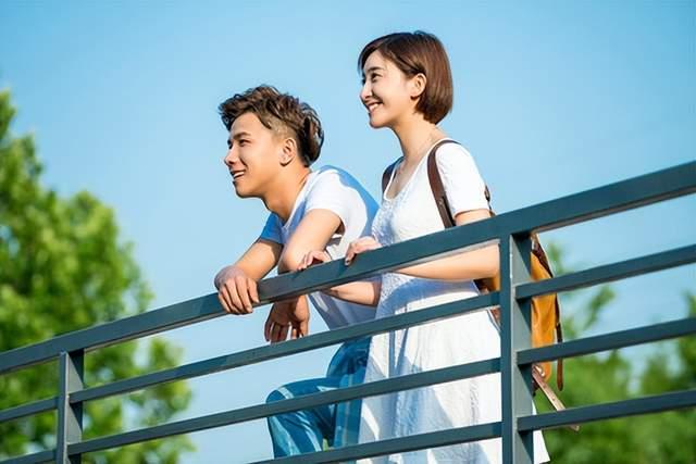 女孩喜欢男生的5️⃣种行为，

一是见女生主动微笑打招呼的男生，
这样的男生比笨