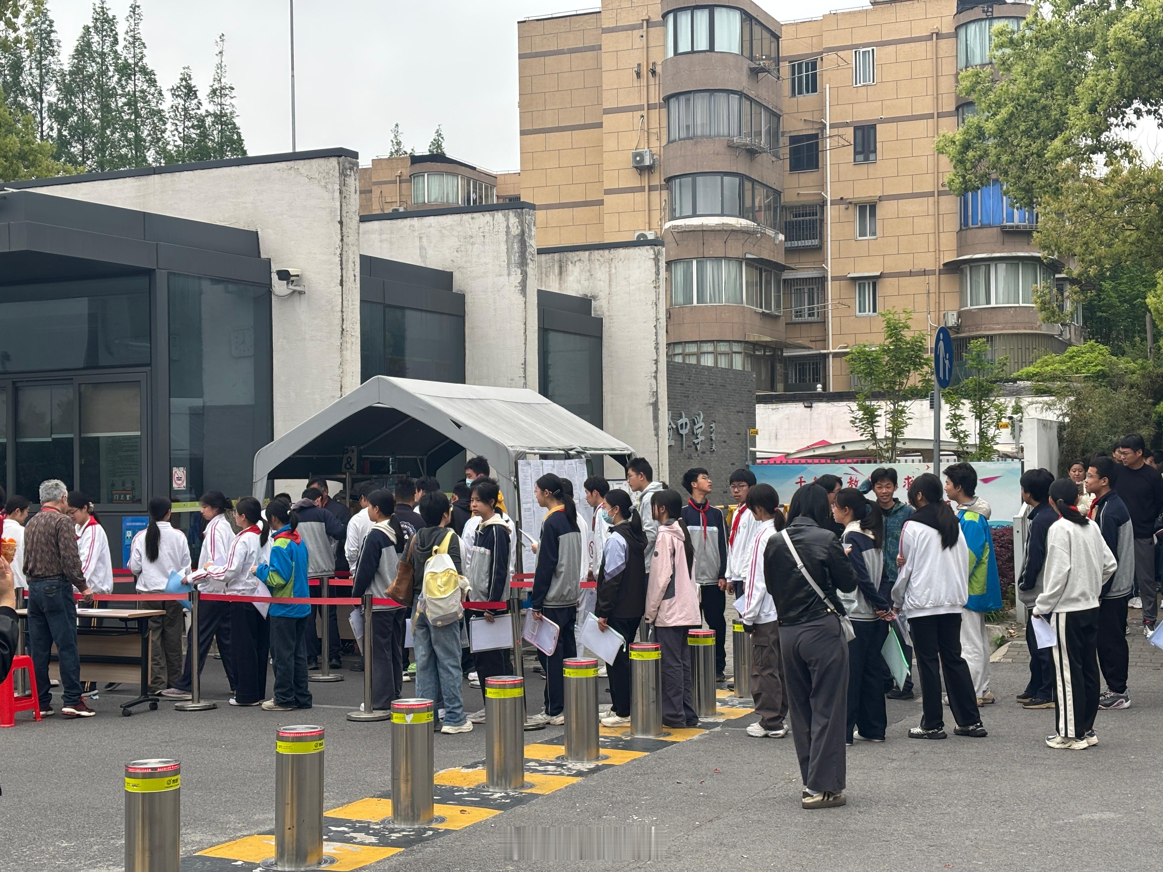 天下英雄如过江之鲫 人中龙凤尚且举步维艰 上海·行知实验中学