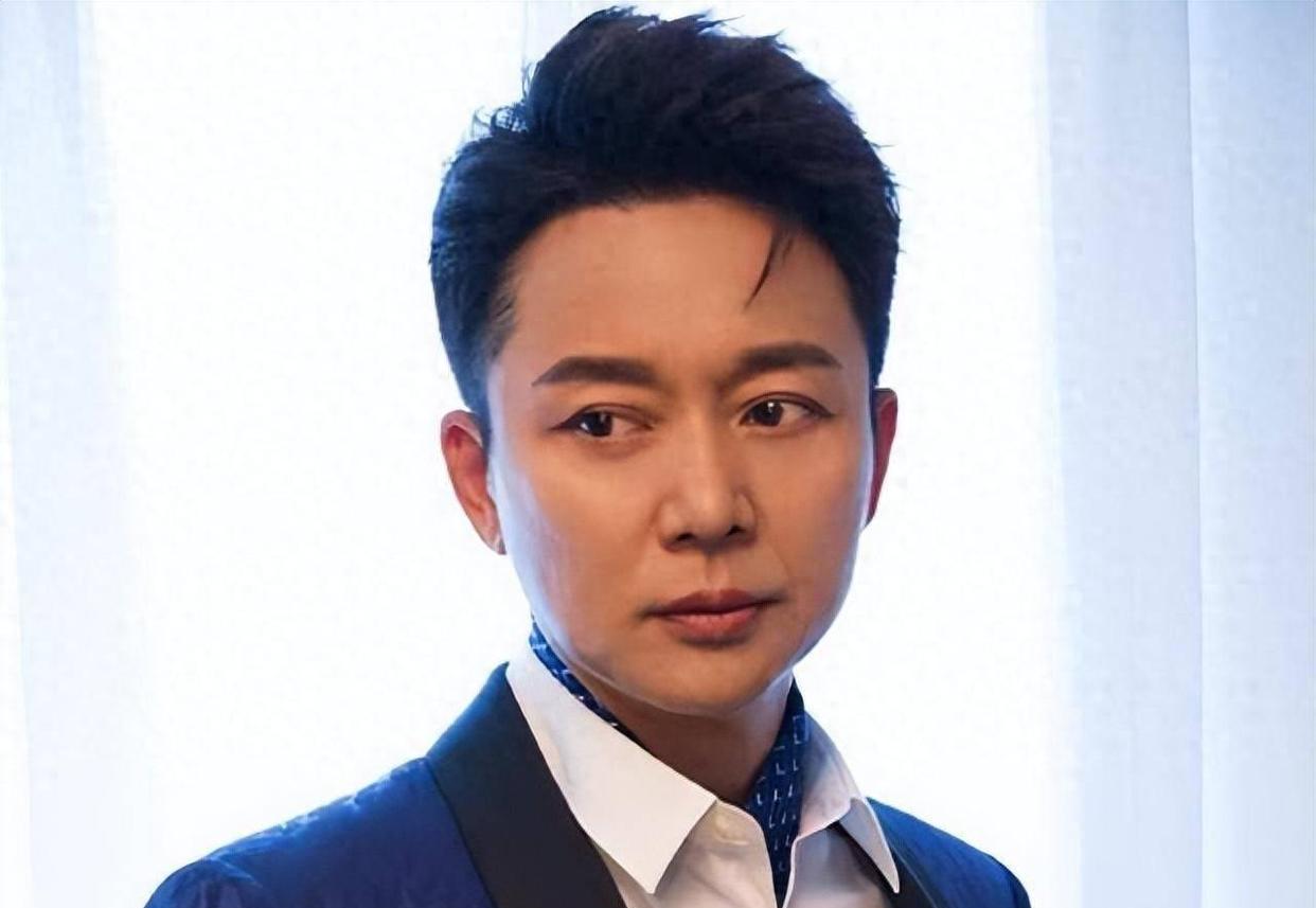 “星二代”三个字，像一张VIP门票，也像一副手铐。
刘怡潼一出场，观众先盯脸：