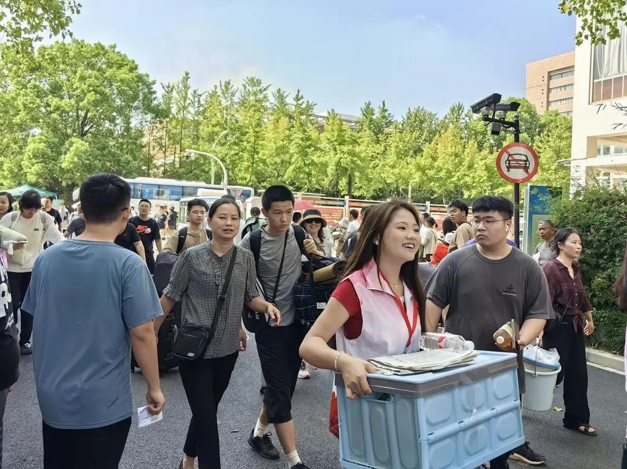 南阳理工学院，南阳师范学院，9月7号、8号新生报到。

昨天，南工5千多新生和南