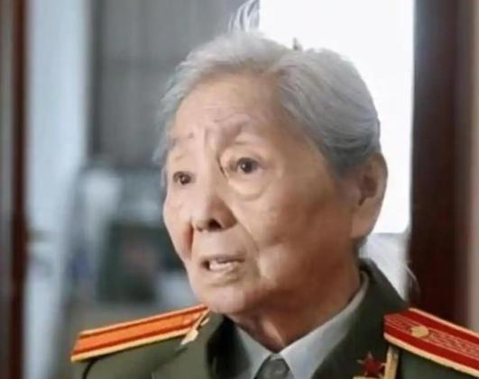 1979年，我国女翻译刘禄曾在美国访问期间，突然发现一名美国男子一直盯着她看，几