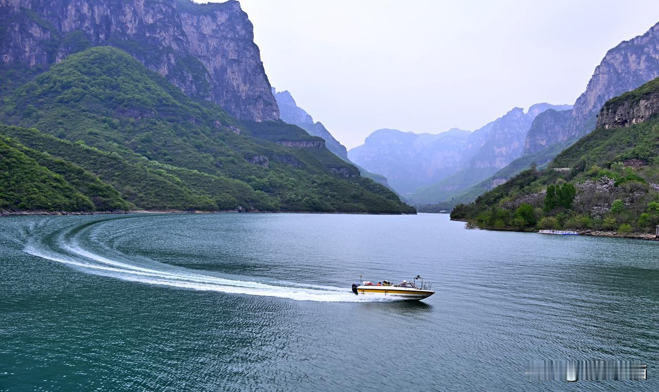 红石峡谷猕猴谷游
——拍摄于河南焦作云台山景区
成都老年人协会摄影专委会
图文原