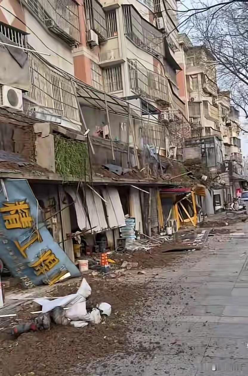 😱楼上业主阳台种菜，竟然把楼下一排店铺的门头压塌了！这也太离谱了吧！
 
近日