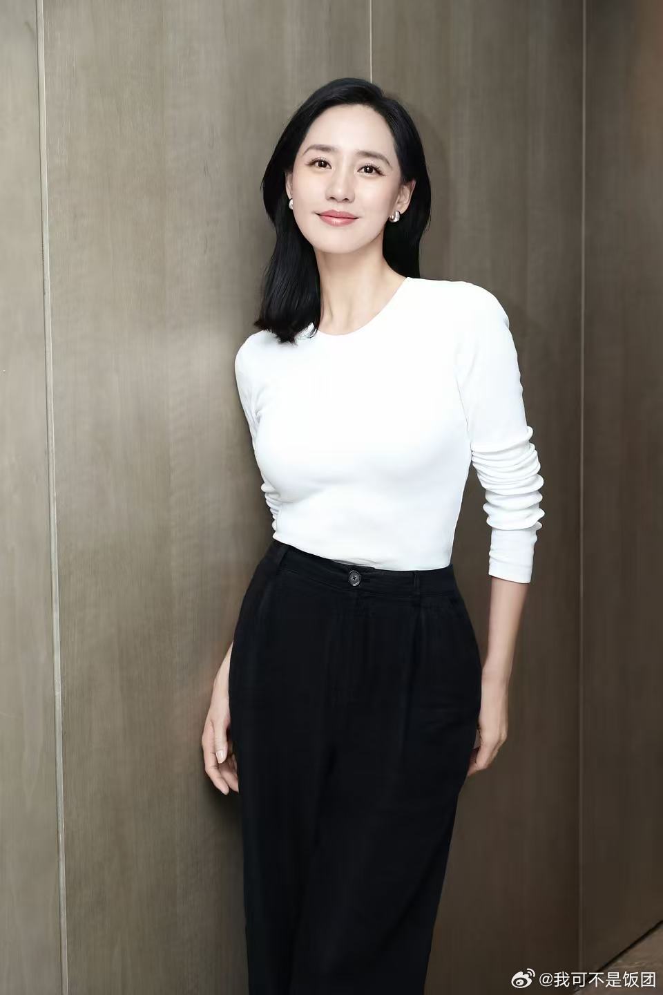 真的被王智的气质狠狠拿捏！端庄又有气场，安静站着都在发光，自带高级感，这股优雅范