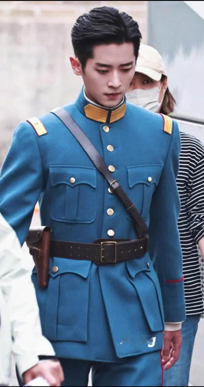 丞磊玉簟秋出装 丞磊军装一穿军阀味就来了 丞磊玉簟秋出装，丞磊军装一穿军阀味就来