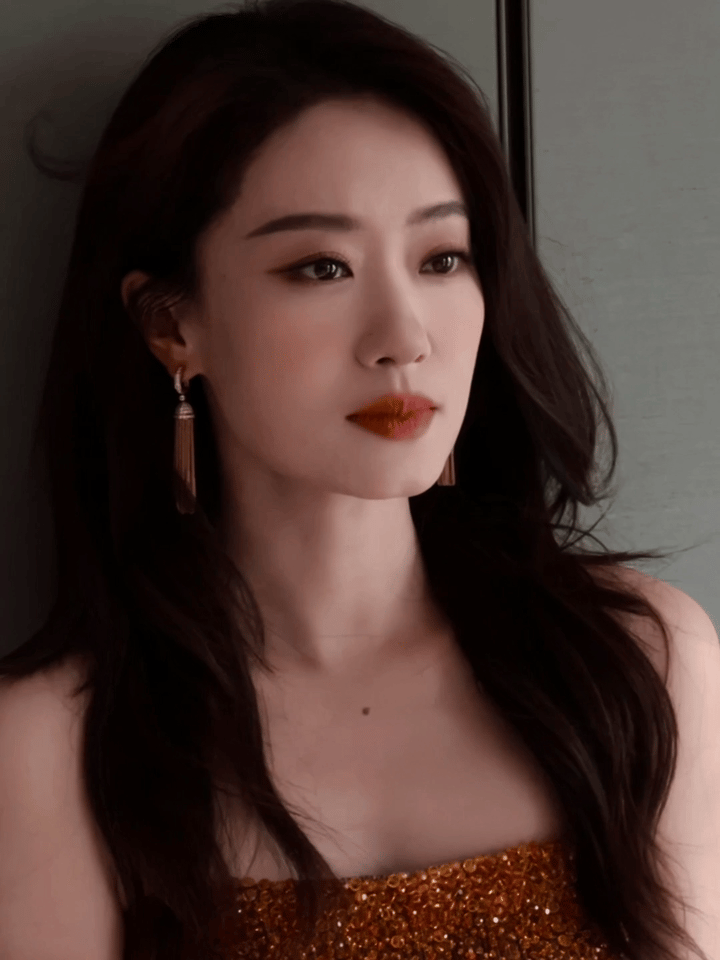 张小斐 红气养人张小斐中秋晚会上好美出圈，她脸长肉肉了点、更美了， 一种母性的美