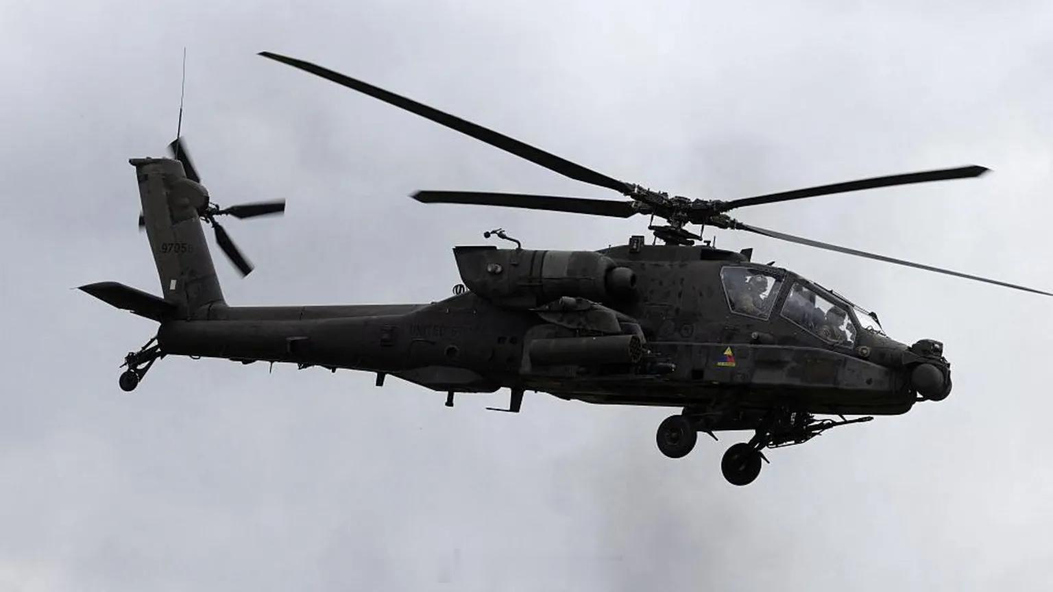 美国陆军一架AH-64E「阿帕奇」攻击直升机在得克萨斯州中部胡德堡基地附近的萨拉