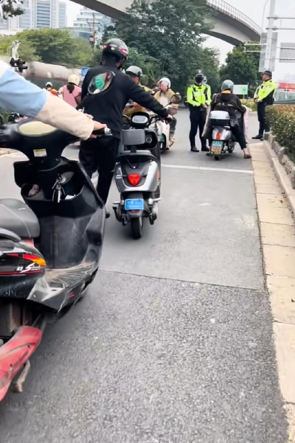 什么都可以不信，但是陌生人一句 “掉头有警察！”一定要信，食品安全有这么严格，中