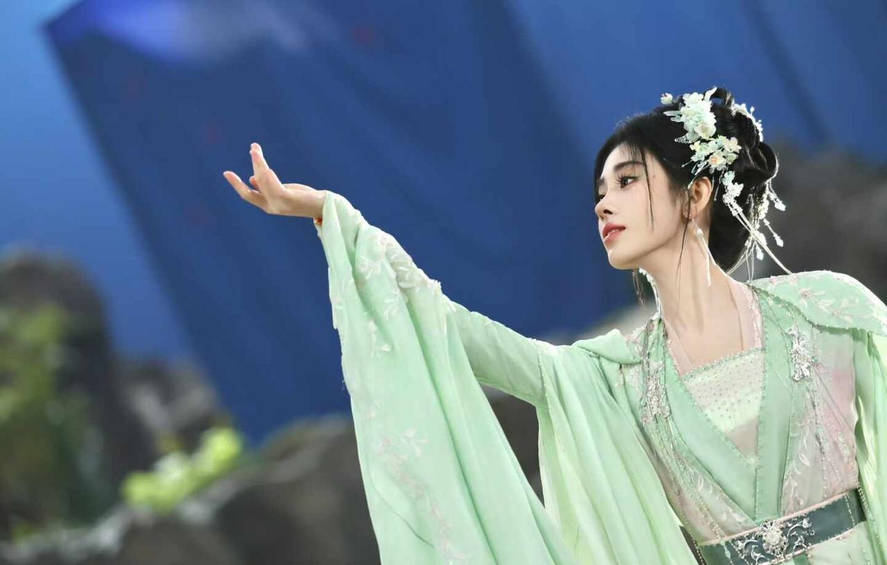 被这身绿惊艳了，谁懂啊！
鞠婧祎小花仙来啦~鞠婧祎 千香