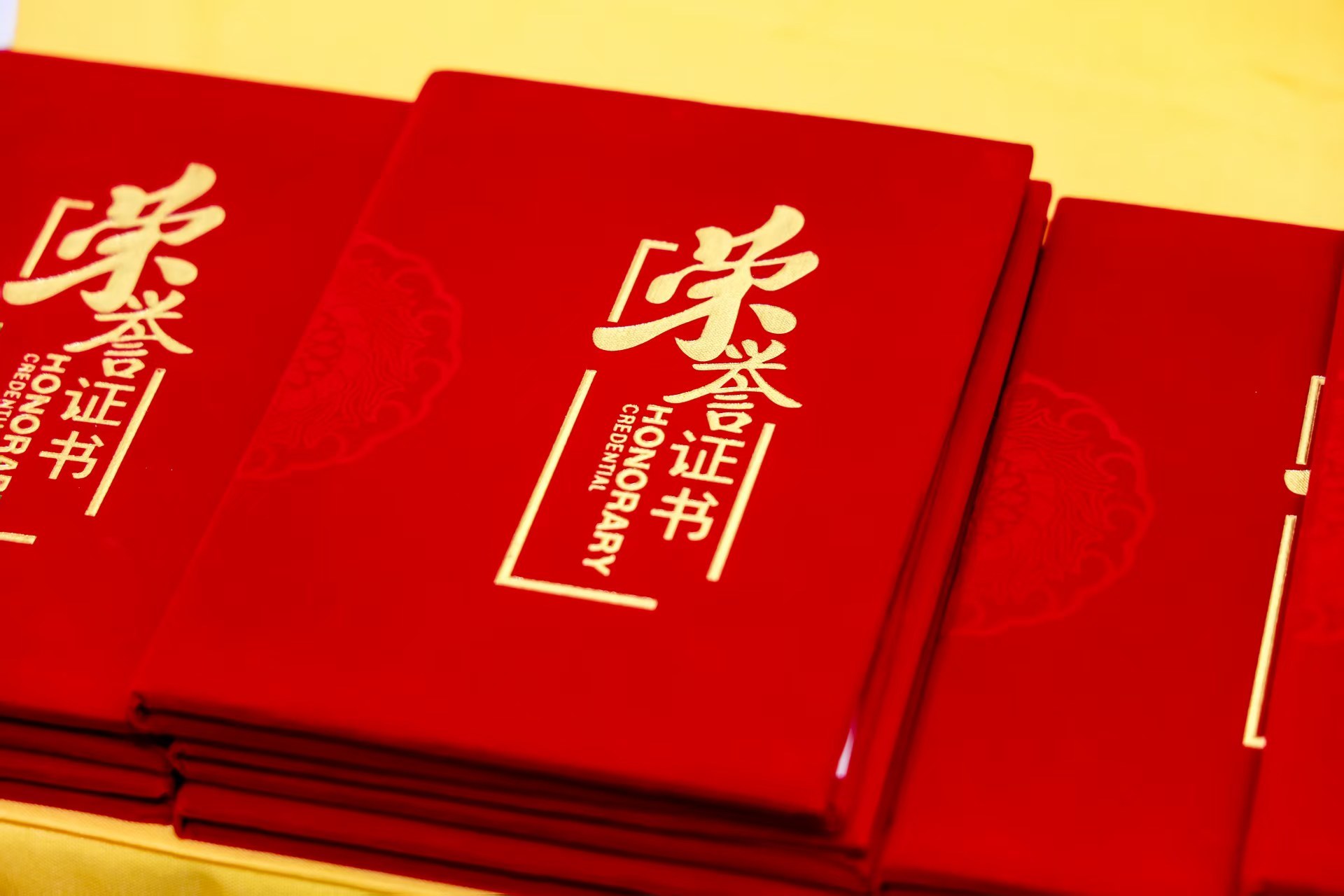 上海人七夕要浪漫更要安全美团骑手是上海不可或缺的城市守护者，送餐路上主动等候红灯