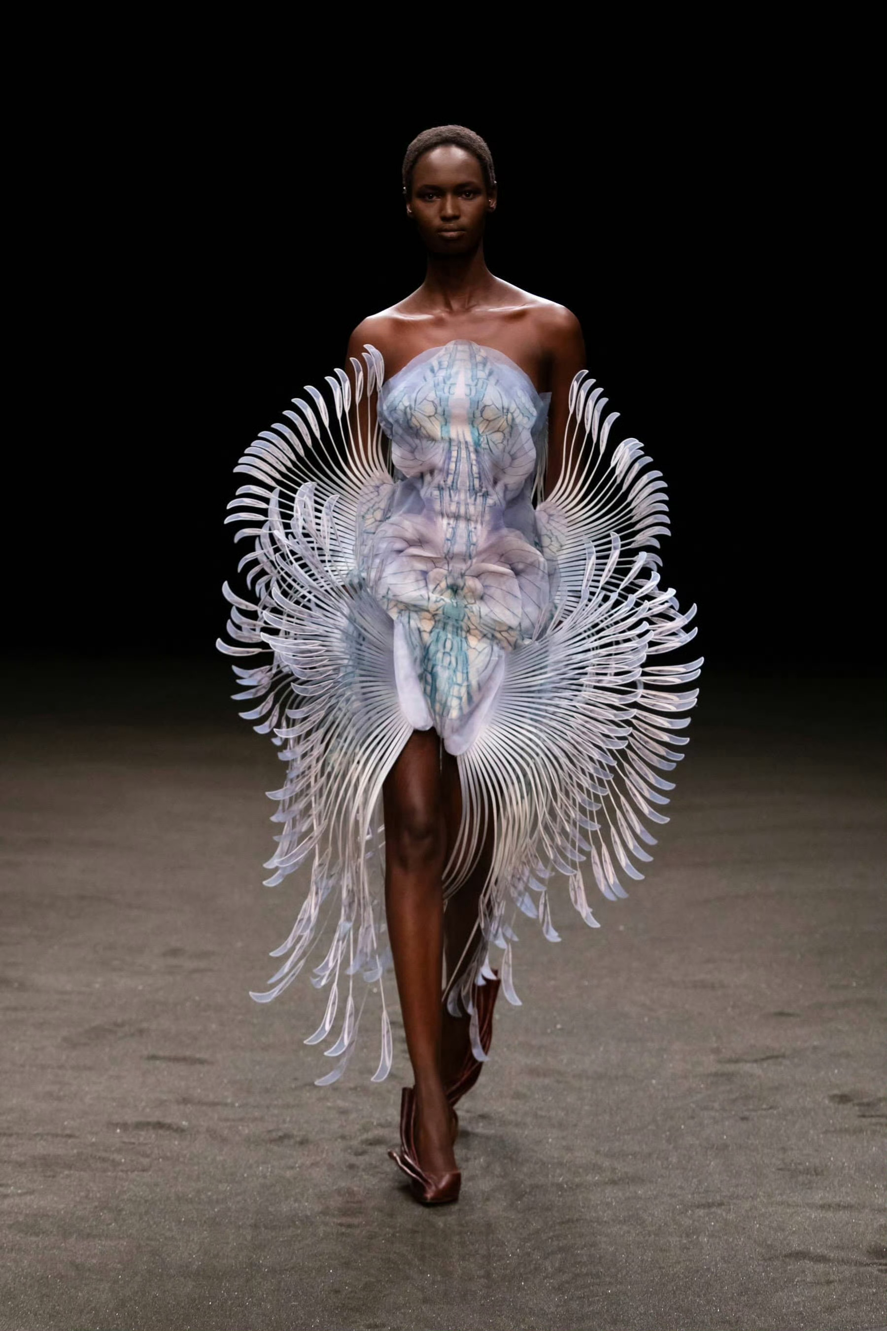 宁艺卓演唱会演绎Iris van Herpen 2021春夏高定