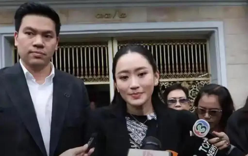 就在刚刚 泰国前总理佩通坦突然宣布了，退出政坛。 顺着这个宣布往下聊，泰国政坛的