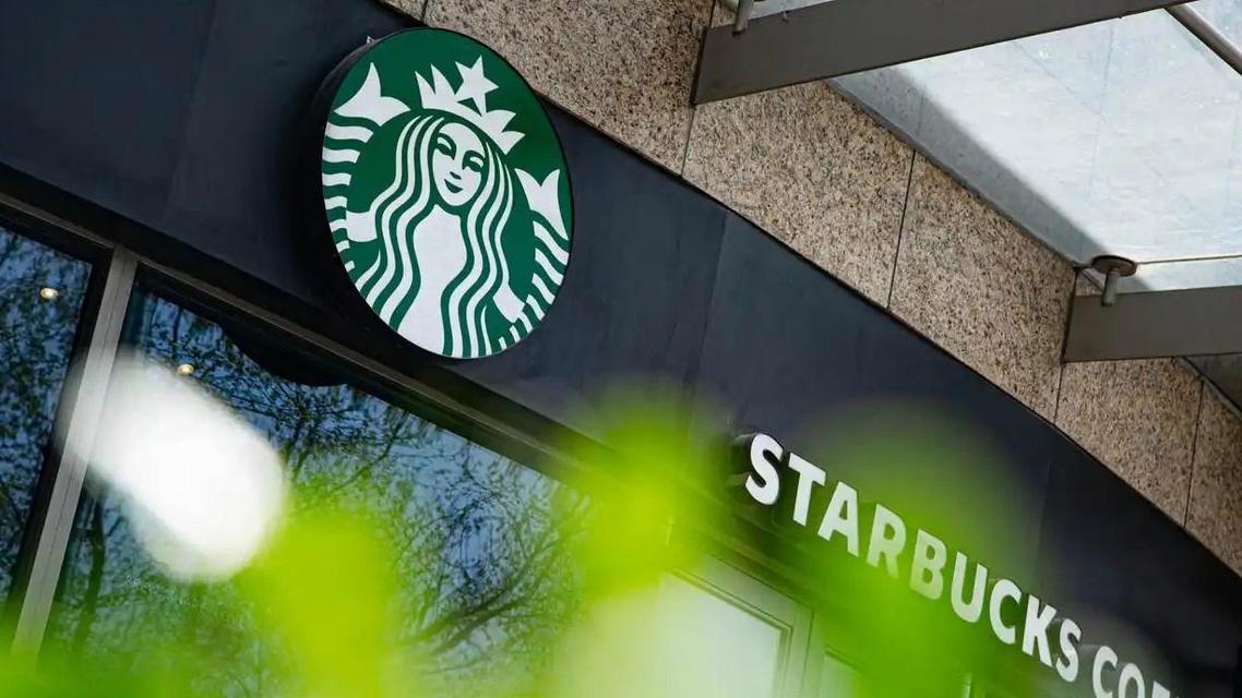 你敢信，现在去星巴克，一大半座位坐着的压根没点单，端着保温杯一坐就是一下午， W