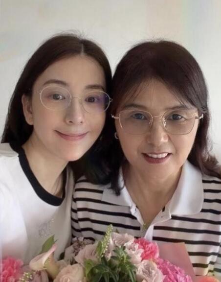 天王嫂方媛晒出与54岁母亲的合影，“这哪是母女，简直是姐妹”。方媛母亲已移居香港