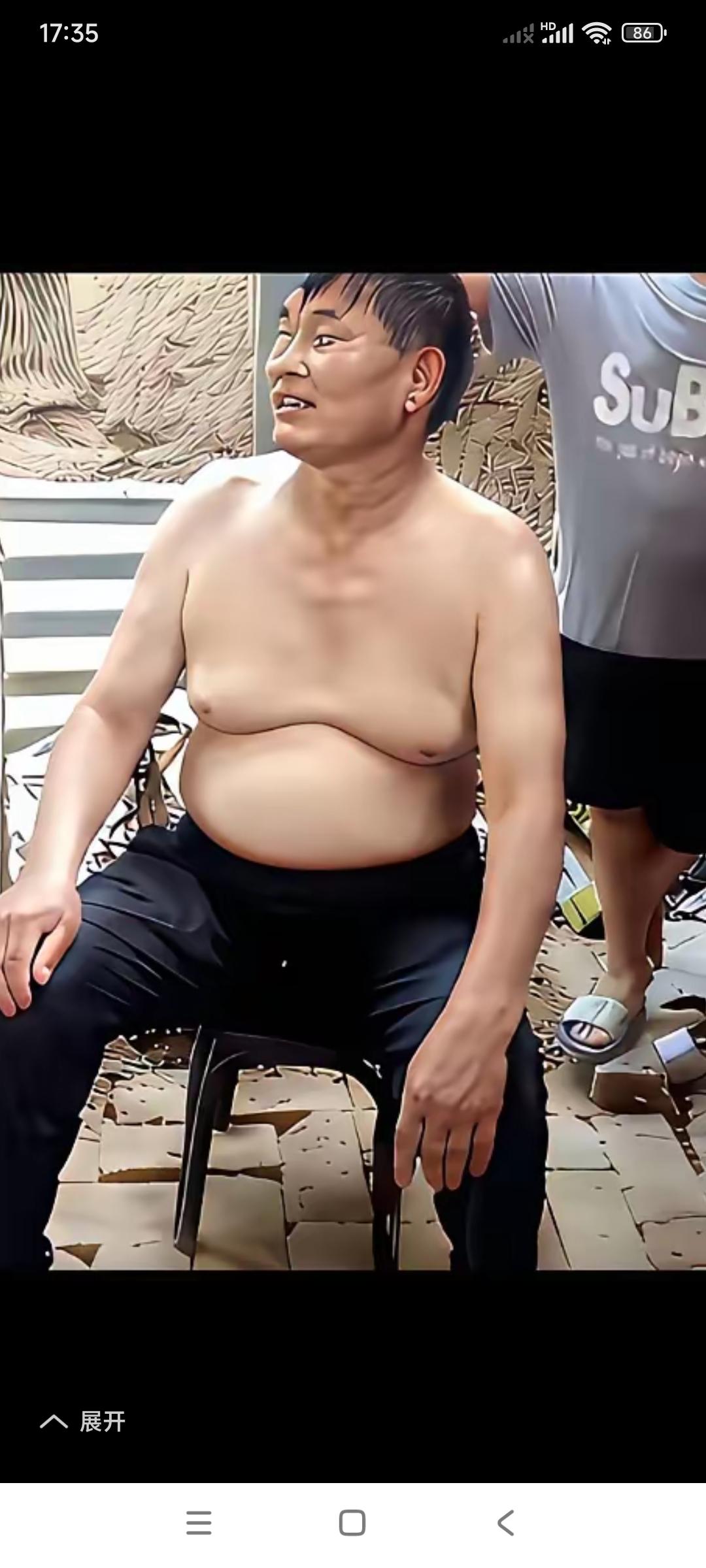 这朱之文这前胸，瞅着像一个80岁的老太太。

这两个大奶子已经失去了少女的风韵当