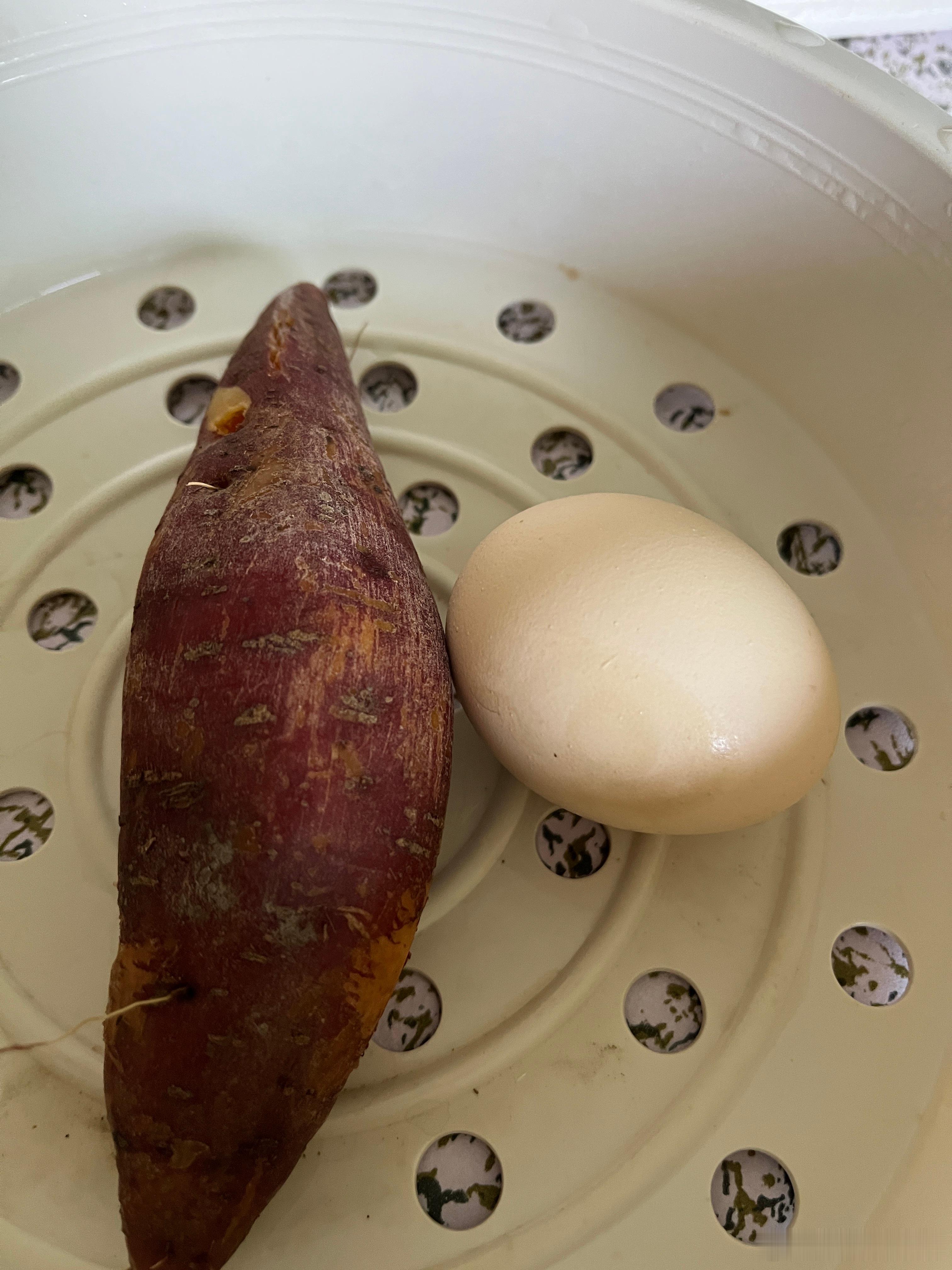 这个番薯好吃，叫西瓜红番薯，还挺好听，甜甜的。 