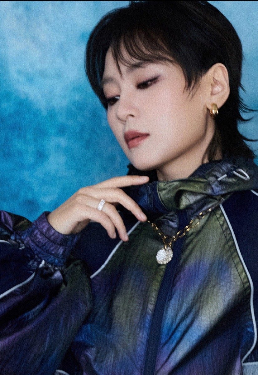 周笔畅 渐变炫彩外套碰撞冷调背景，利落短发搭配金属质感配饰，眼神里藏着故事感，周