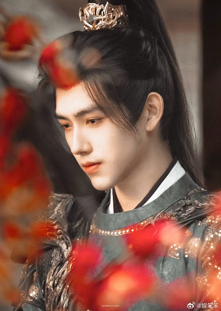 陈飞宇古偶男妲己 陈飞宇这气质绝了！清冷又带点魅惑，眉眼精致不女气，眼神勾人还温