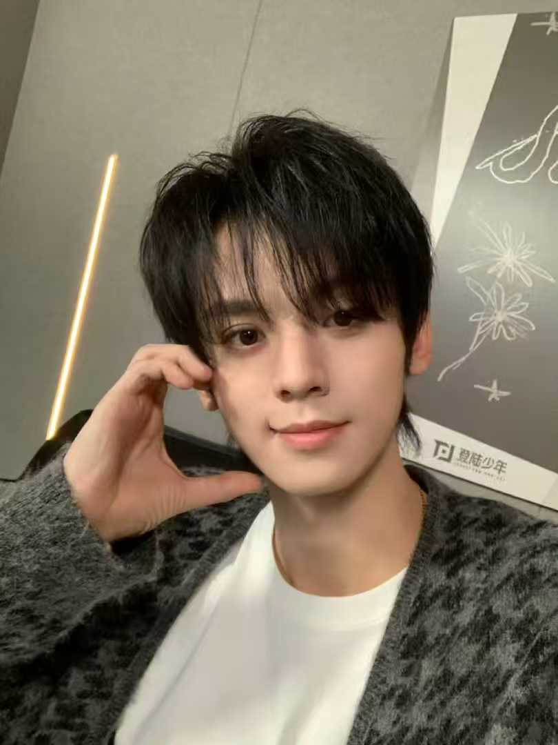 左航ZH左航直播live八宫格左航的脸简直无可挑剔八宫格全是生图左航自拍生图八宫