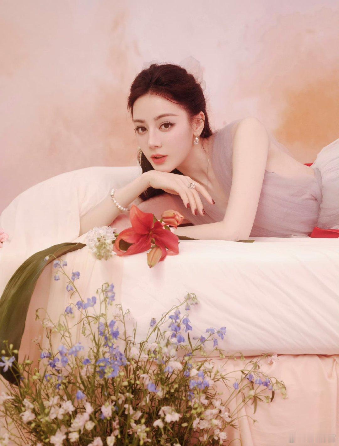 迪丽热巴拍功夫女足同一时期长这样太美了 