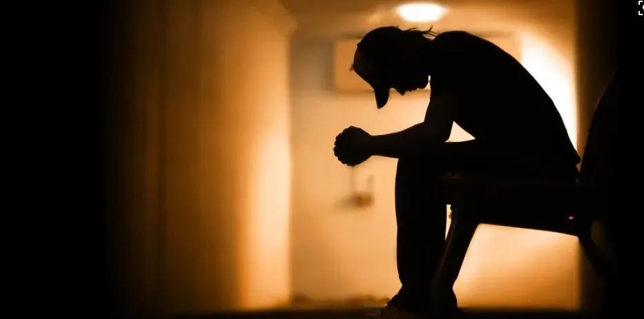 谁不吵架，吵架提离婚正常，日子该过过。二婚夫妻都是贼，很难找到比现任好的