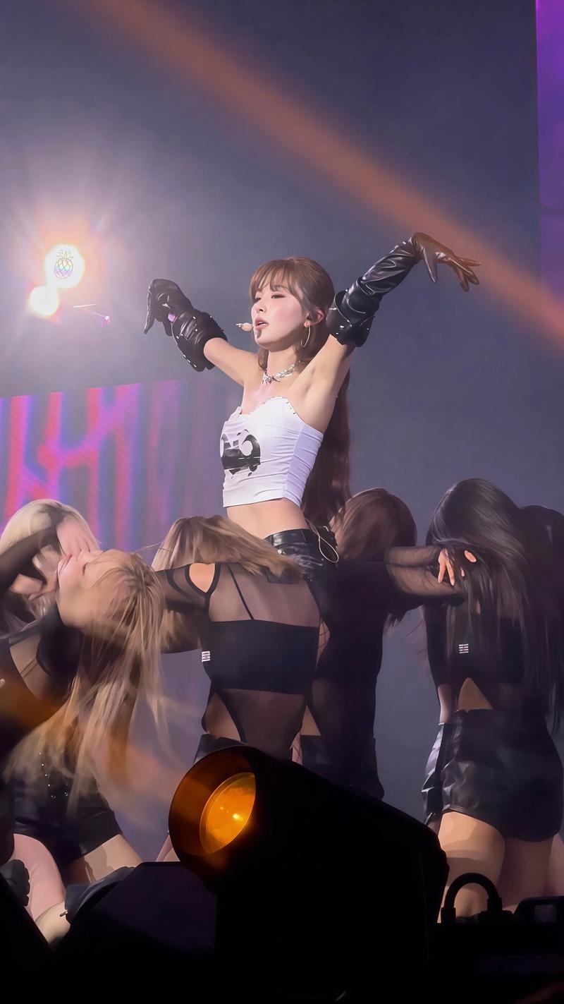 1月底韩国男团DAY6在马来西亚开唱，韩国站姐违规带长焦相机入场，被当地观众制止