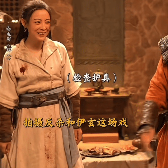 统计一下：陈丽君今年挨的揍，能绕舞台三圈。 陈丽君话剧里又在挨揍