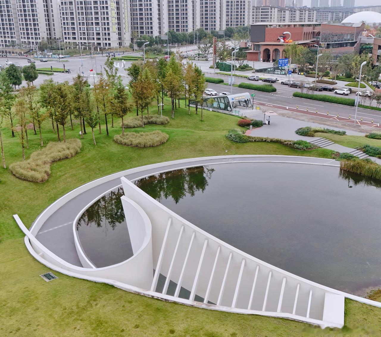 小伙伴们知道这是哪座车站的出入口外吗？（图/运营三分公司 刘康） ​​​