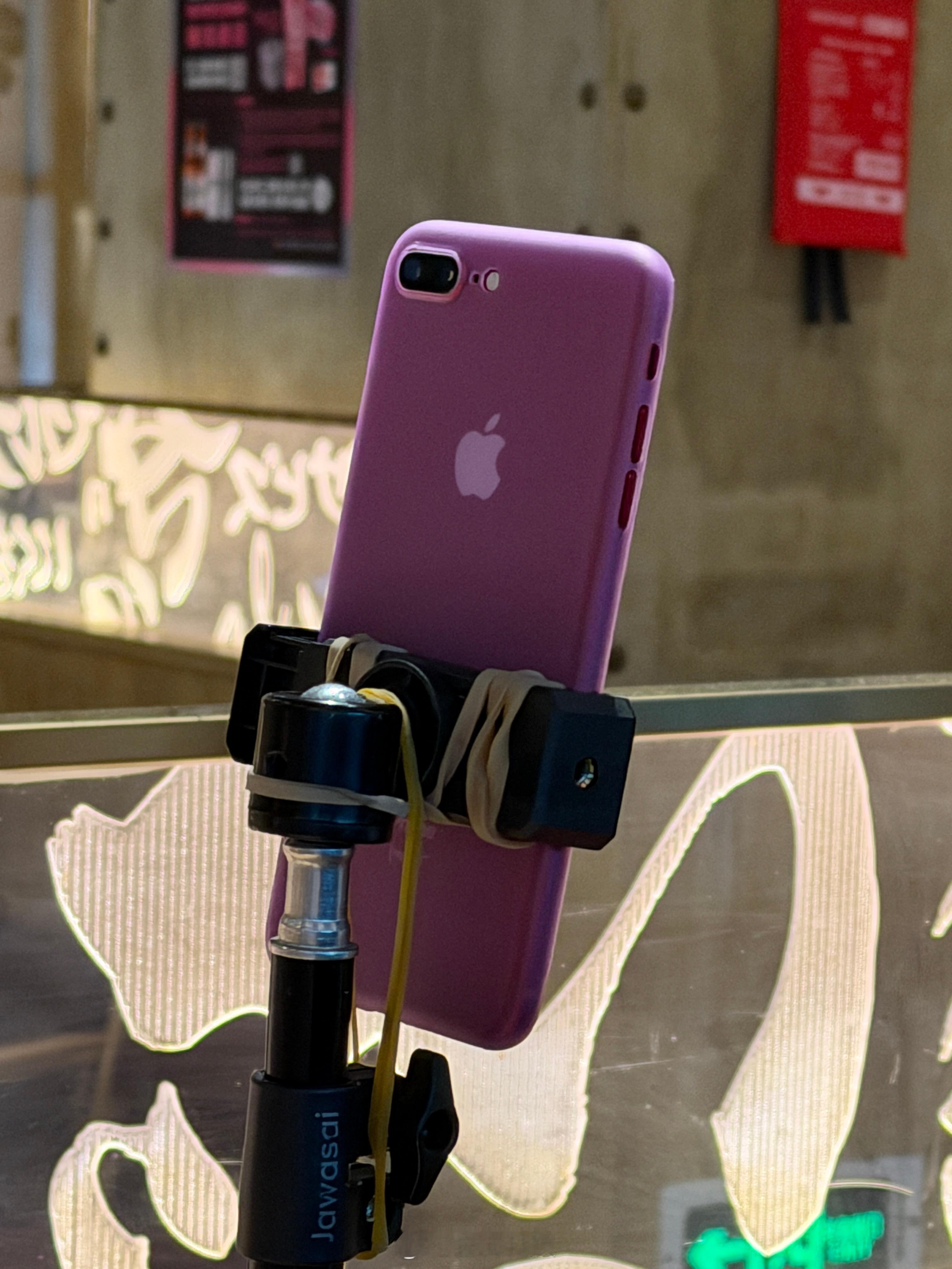 路过一家餐厅iPhone8Plus还在用来直播